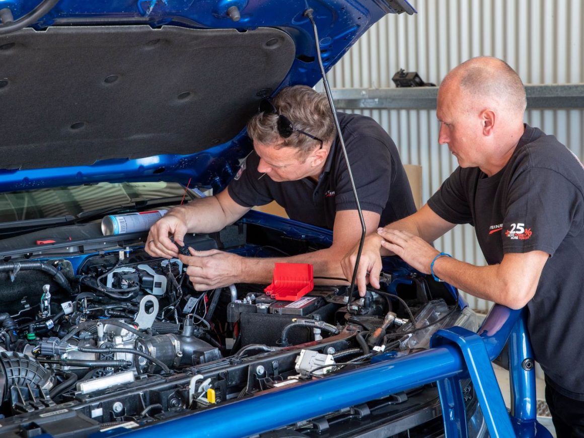 Is it illegal to use a UHF radio while driving? Pat Callinan's 4X4