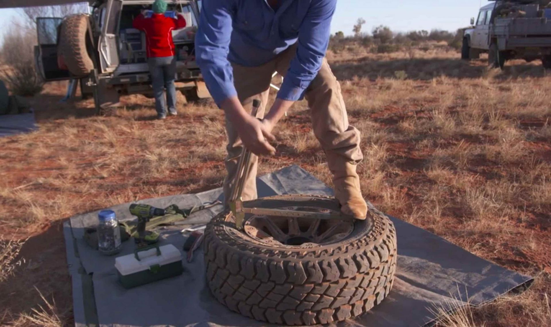 How to take off tyre