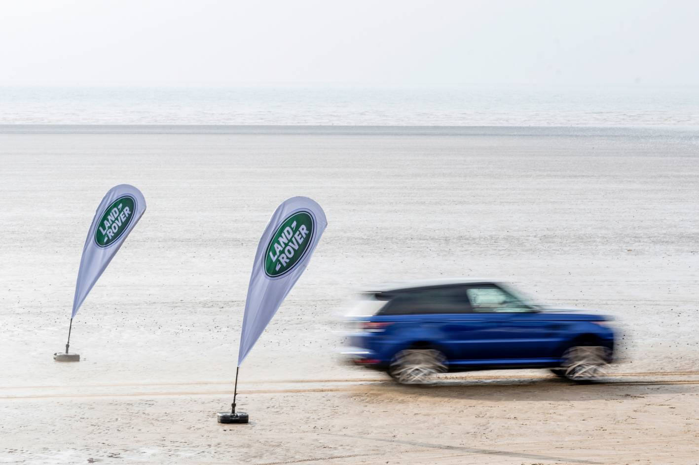 Watch a Range Rover Sport SVR accelerate like a demon, off-road